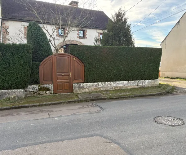 Maison avec haie et portail